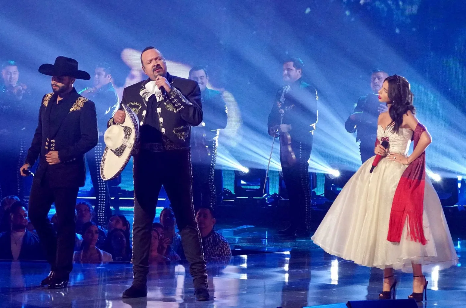 Ángela Aguilar deslumbra en gira familiar